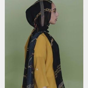 IN SEARCH OF black chain vela.